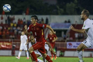 Đá bóng bằng… mồm