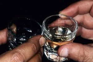 Nhậu vào ba hột, vác cây đánh người 