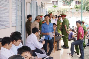 Công an, cán bộ tòa đi gom báo phôtô