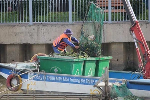 Nhọc nhằn đời công nhân vệ sinh 