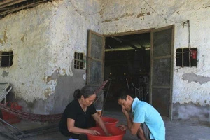 Chuyện của hai mẹ con chỉ mong được ngủ trên giường