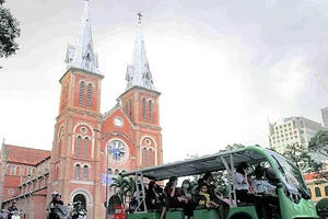 Thí điểm xe điện chở khách trong khu vực hạn chế