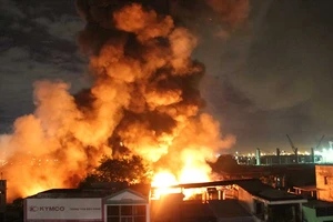 Điều tra vụ cháy dữ dội gần cảng Sài Gòn