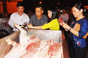 Cấp giấy kiểm dịch thịt: Hai bên chỉ qua chỉ lại