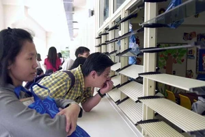 Đau đầu vì cha mẹ ‘úm’ con