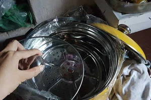 Hộ nghèo được ưu tiên mua hàng... giá cao (!)