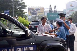 Xử phạt gần 100 vụ vi phạm của xe Uber, Grab