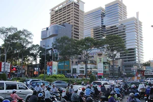 3 phương án xóa kẹt xe ngã sáu Dân Chủ