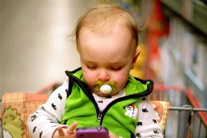 Điện thoại gây hại cho trẻ không khác ma túy 