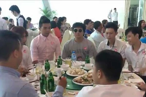 Cách ăn cưới hài hước của nhóm bạn trẻ