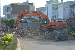 Gia đình trao đổi việc nhận đất tái định cư