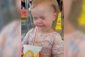 Biểu cảm đáng yêu của bé gái lần đầu uống Coca