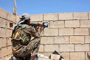 Lực lượng thân Mỹ phá tuyến phòng ngự của IS