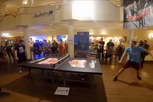 2 cao thủ đánh bóng bàn bằng... đầu