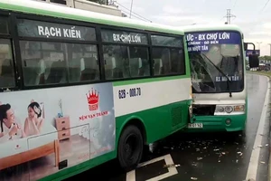 2 xe buýt tông nhau do biển quảng cáo bất ngờ rơi