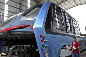 Siêu buýt ‘nuốt xe hơi’ Trung Quốc chỉ là trò bịp?