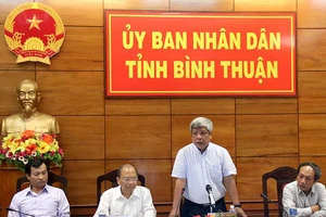 Tăng quan trắc khi nhận bùn ở biển Bình Thuận