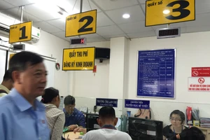 Doanh nghiệp làm thủ tục đăng ký kinh doanh tại Sở KH&ĐT TP.HCM. Ảnh: QN