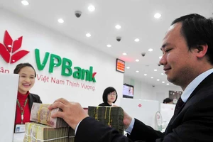 Lãi suất đồng loạt giảm, ai hưởng lợi?