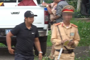 Quy trình gấp, mở sổ... gọn lẹ bất thường của CSGT