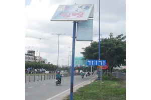 Nguy hiểm bảng quảng cáo chờ đổ