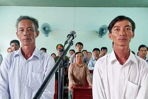 Tòa tuyên 2 nông dân phạm tội nhận hối lộ