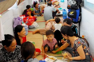 Con bệnh, một chồng, bốn "vợ" cùng chăm