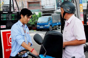 Dán tem cây xăng để trị gian lận 