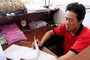 Xông vô nhà dân dàn cảnh để cướp