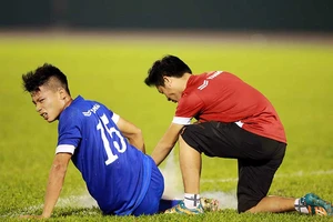 HLV Hữu Thắng ngại sân xấu và cầu thủ mang băng gối