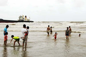 Bão vừa vào bờ, du khách vẫn liều mình tắm biển