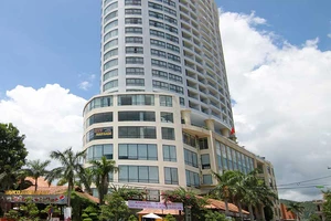 Khách sạn Bavico Nha Trang cãi lệnh cấm, vẫn đón khách