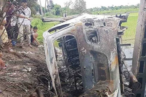 Nghi thôi miên, cả ngàn người vây đốt ô tô 