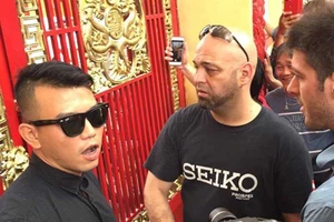 Màn PR của Flores và chuyện cả làng chạy theo ông Tây 