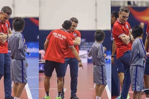 HLV Futsal người Tây Ban Nha ‘mê’ giày nội 