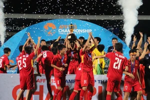 U-15 Việt Nam mang cúp ra khỏi Thái Lan 