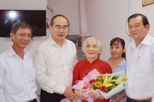 Dâng hương các anh hùng, liệt sĩ tại ngã ba biên giới