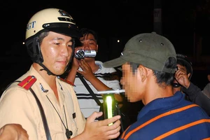 Dân hiến kế trị nạn chống đối CSGT 