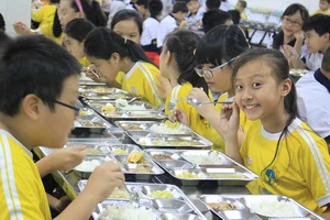 Tổ chức bữa ăn ngon, đủ chất cho học sinh 
