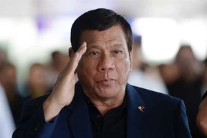 Ông Duterte xin tuyển thêm 30.000 quân quyết đánh IS 