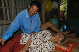 Người con điên nuôi mẹ già 90 tuổi...