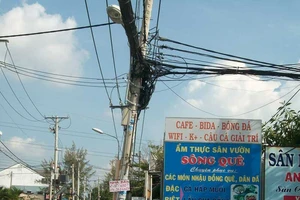 Nguy hiểm trụ điện nghiêng 