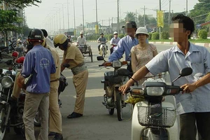 Dắt xe qua chốt CSGT và tâm thế kẻ nô dịch