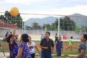 Vợ chơi thể thao, chồng vào bếp 