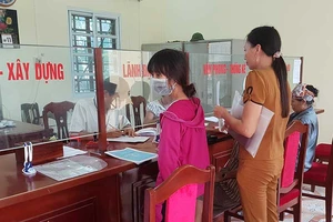 Vụ bút phê lý lịch: Dân bức xúc việc đóng góp 