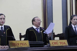 Cùng là quan tòa, người mặc áo choàng, người không