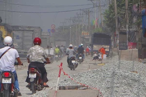 Tái lập mặt đường ẩu, dân TP.HCM kêu khổ
