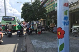 Cột điện mắc tội chi mà tô vẽ lòe loẹt nó? 