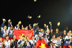 Các cô gái vàng Việt Nam ‘gỡ gạc’ cho bóng đá nam