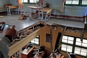 Họp khẩn vụ sập sàn phòng học khiến 10 HS bị thương